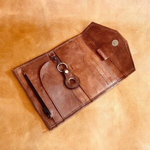 Leder-Reisebrieftasche, echter pflanzlich gegerbter Leder-Organizer für Frauen, handgefertigte Leder-Clutch Air Tag Schlüsselanhänger, Geschenkideen für sie
