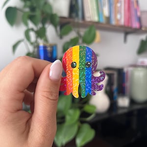 Naklejka z brokatową ośmiornicą | 4,9 x 4,8 cm | Naklejka feministyczna | LGBTQIA+ | Tęcza | Urocza ośmiornica | Naklejka na laptopa | Prezent dla dziewczyny