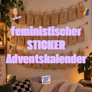 Könnte beinhalten: Ein Adventskalender bestehend aus vierundzwanzig braunen Papiertüten, die mit Holzklammern an drei horizontalen Schnüren hängen. Jede Tüte ist mit schwarzer Tinte von eins bis vierundzwanzig nummeriert. Der Text "feministischer STICKER Adventskalender" ist eingeblendet.