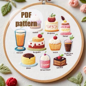 Könnte beinhalten: Ein Stickrahmen mit verschiedenen gestickten Desserts, darunter Kuchen und Cupcakes, sowie ein Getränk. Das Design enthält den Text "PDF pattern". Die Stickerei verwendet eine Reihe von Farben, wobei jedes Dessert einzigartig detailliert ist.