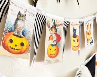 Pode incluir: Uma faixa de Halloween com tecido listrado preto e branco, tecido de bolinhas preto e branco e tecido preto com acabamento branco. A faixa tem cartões postais vintage de Halloween anexados com imagens de uma bruxa, uma coruja, um gato preto e uma abóbora. Os cartões postais têm texto que diz "A Joyful Halloween", "Halloween Greeting", "Don't you know it's a spooky night?", "A Joyful Halloween", "Happy Halloween", e "Happy Halloween".