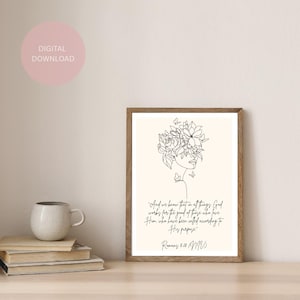 Könnte beinhalten: Ein gerahmter Kunstdruck mit einer Strichzeichnung eines Frauengesichts, das mit Blumen und Schmetterlingen verziert ist. Das Kunstwerk enthält den Text "And we know that in all things God works for the good of those who love Him..." und "Romans 8:28 NIV".