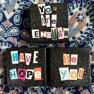 Mini imanes de lona inspiradores para nevera: collages hechos a mano con letras recortadas de revistas