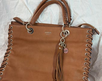GUESS 1981 Bolso de mano de piel / Bolso de hombro marrón con borla