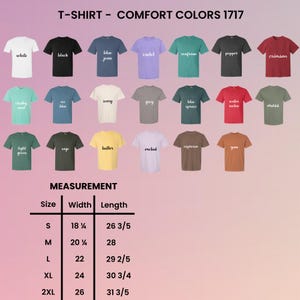 Puede incluir: Una exhibici&oacute;n de camisetas Comfort Colors 1717 en varios colores, incluyendo blanco, negro y azul vaquero. La imagen tambi&eacute;n muestra una tabla de medidas con tallas que van de la S a la 2XL, con anchos de 46.04 cm a 66.04 cm y largos de 67.63 cm a 80.96 cm.