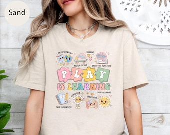遊びは学び シャツ | 子どもの発達アイコン付き幼稚園教諭Tシャツ | 保育園・幼稚園職員向け幼児教育シャツ