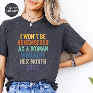 T-shirt citation féministe audacieuse : haut de promotion du texte arc-en-ciel