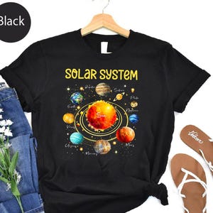 Sonnensystem T-shirt mit realistischen Planeten | Space Science Tee für Kinder, Lehrer | Lehrreiches Galaxy T-Shirt mit Sonne & Umlaufbahnen