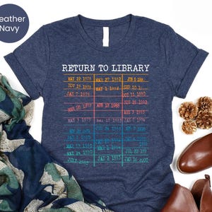 Camiseta de regreso a la biblioteca / Camiseta vintage con fecha de entrega para amantes de los libros / Regalo para bibliotecarios / Camiseta retro con sello de biblioteca