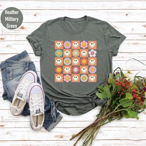 Camiseta retrô Smiley Flower Grid: camiseta estilo hippie dos anos 70 com estampa mesclada e malva