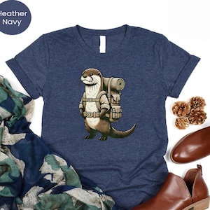 ハイキングカワウソシャツ - おもしろアウトドア自然Tシャツ | 野生動物やトレイル愛好家のためのかわいいバックパッキング動物シャツ