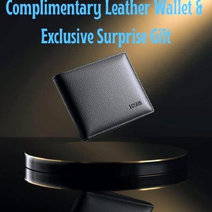 Puede incluir: Una cartera de cuero negro con superficie texturizada, exhibida sobre una plataforma negra y dorada. La cartera tiene el n&uacute;mero "18505" en la esquina. El texto en la parte superior dice "Complimentary Leather Wallet & Exclusive Surprise Gift."