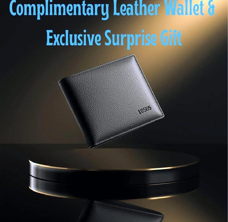 Puede incluir: Una cartera de cuero negro con superficie texturizada, exhibida sobre una plataforma negra y dorada. La cartera tiene el n&uacute;mero "18505" en la esquina. El texto en la parte superior dice "Complimentary Leather Wallet & Exclusive Surprise Gift."