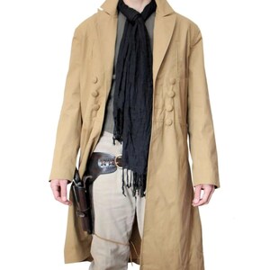 Peut inclure: Long manteau beige avec de gros boutons, associé à une écharpe noire et un holster. Le manteau a un design classique, adapté au cosplay ou aux événements à thème. La tenue comprend une ceinture et un pantalon clair.
