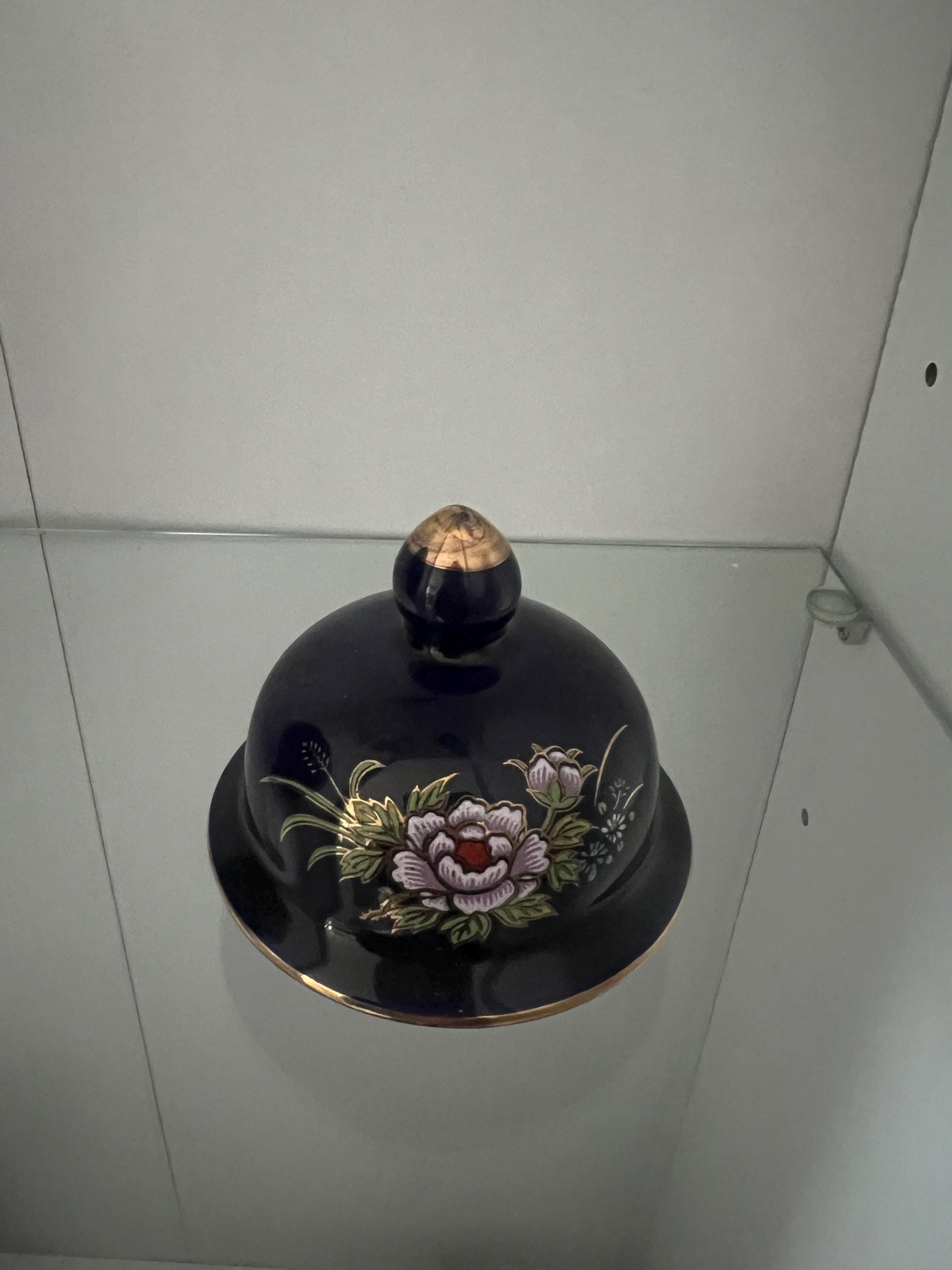 孔雀と花の装飾 陶器花瓶 九谷 栄利 孔雀と花の装飾 陶器 壺 牡丹 置物 縁起物 - メルカリ