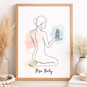 Può includere: Stampa artistica a tratto di una donna che tiene la Torre di Pisa, Italia. L'opera è in una cornice di legno con le parole "Download istantaneo" in alto. Lo sfondo ha morbidi lavaggi ad acquerello rosa e blu.