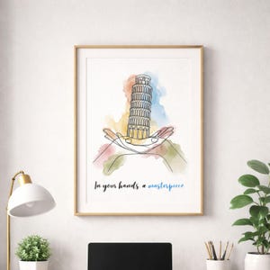 Può includere: Stampa artistica incorniciata con un disegno a tratto della Torre di Pisa tra le mani, con accenti acquerellati in rosso, giallo, blu e verde. Il testo "In your hands a masterpiece" è sotto l'immagine.