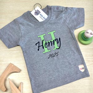 Camiseta niño personalizada con nombre y letra inicial, camiseta niño y bebé, regalo cumpleaños, año nacimiento, camiseta en gris