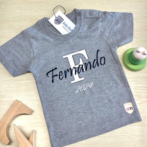 Camiseta niño personalizada con nombre y letra inicial, camiseta niño y bebé, regalo cumpleaños, año nacimiento, camiseta en gris