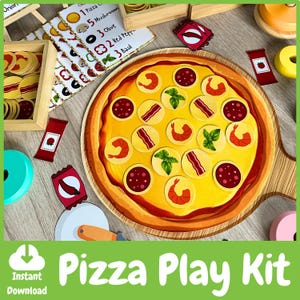Pode incluir: Um kit de jogo de pizza de madeira com uma base de pizza grande, coberturas e um cortador de pizza. A pizza tem queijo amarelo, pepperoni vermelho, camarão, bacon e manjericão. O kit inclui cartões de ingredientes e uma caixa de madeira.
