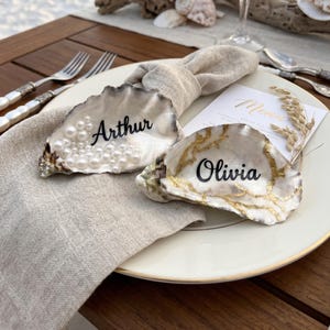 Personalisierte Austernschalen Platzkarten für Gäste moderner Hochzeiten