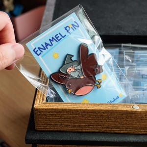 Pin esmaltado - Mago montando un pájaro gigante negro