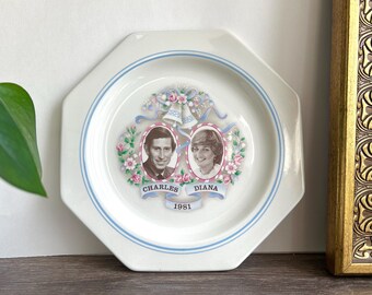 1981 Charles x Diana bröllopsminnestallrik, kungligt bröllop, prinsen och prinsessan av Wales, kungafamiljens memorabilia, tillverkad i England