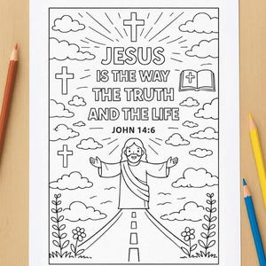 Könnte beinhalten: Schwarz-weiß digitale Malvorlage mit dem Text "JESUS IST DER WEG DIE WAHRHEIT UND DAS LEBEN" und "JOHANNES 14:6". Das Bild zeigt eine Zeichnung von Jesus mit offenen Armen, Kreuzen, Wolken und einem offenen Buch. Buntstifte liegen daneben.