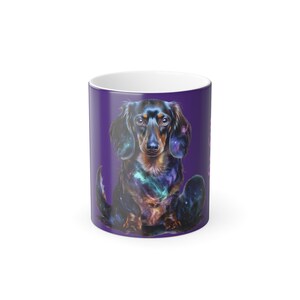 Puede incluir: Taza de cerámica con un diseño de perro salchicha y un diseño de galaxia. El perro tiene un pelaje negro y marrón, y el diseño de la galaxia es visible en su cuerpo. La taza tiene un fondo morado y un interior blanco.