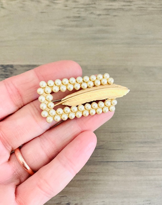 Broche Vintage Branche Feuille Dorée Avec Fausse Perle, 5,2cm, Neuve Sans Emballage