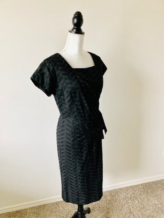 Vintage 1950's Wiggle Dress / Classic Hourglass F… - image 3