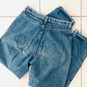 Op de afbeelding: Een lichtblauwe spijkerbroek met een hoge taille en een rechte pijp. De spijkerbroek heeft een vervaagde look en is gemaakt van een zachte, comfortabele stof.
