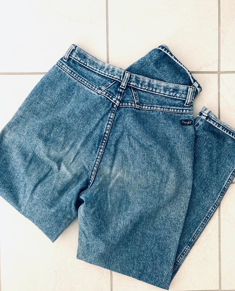 Op de afbeelding: Een lichtblauwe spijkerbroek met een hoge taille en een rechte pijp. De spijkerbroek heeft een vervaagde look en is gemaakt van een zachte, comfortabele stof.