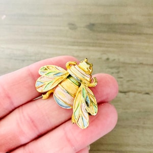 Vintage Bee Pin Brooch / 1980’s Golden Animal Bug Pin Bumble Bee