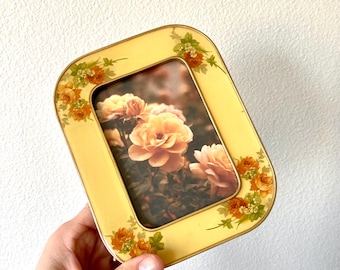Marco de fotos vintage con rosas amarillas, decoración de estilo victoriano antiguo, estilo inglés antiguo, estilo granja británico provenzal, pequeño marco de arte.