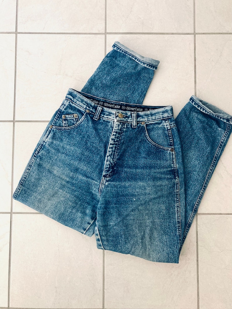 Op de afbeelding: Een lichtblauwe spijkerbroek met een hoge taille en een rechte pijp. De spijkerbroek heeft een vervaagde look en is gemaakt door SilverCade.
