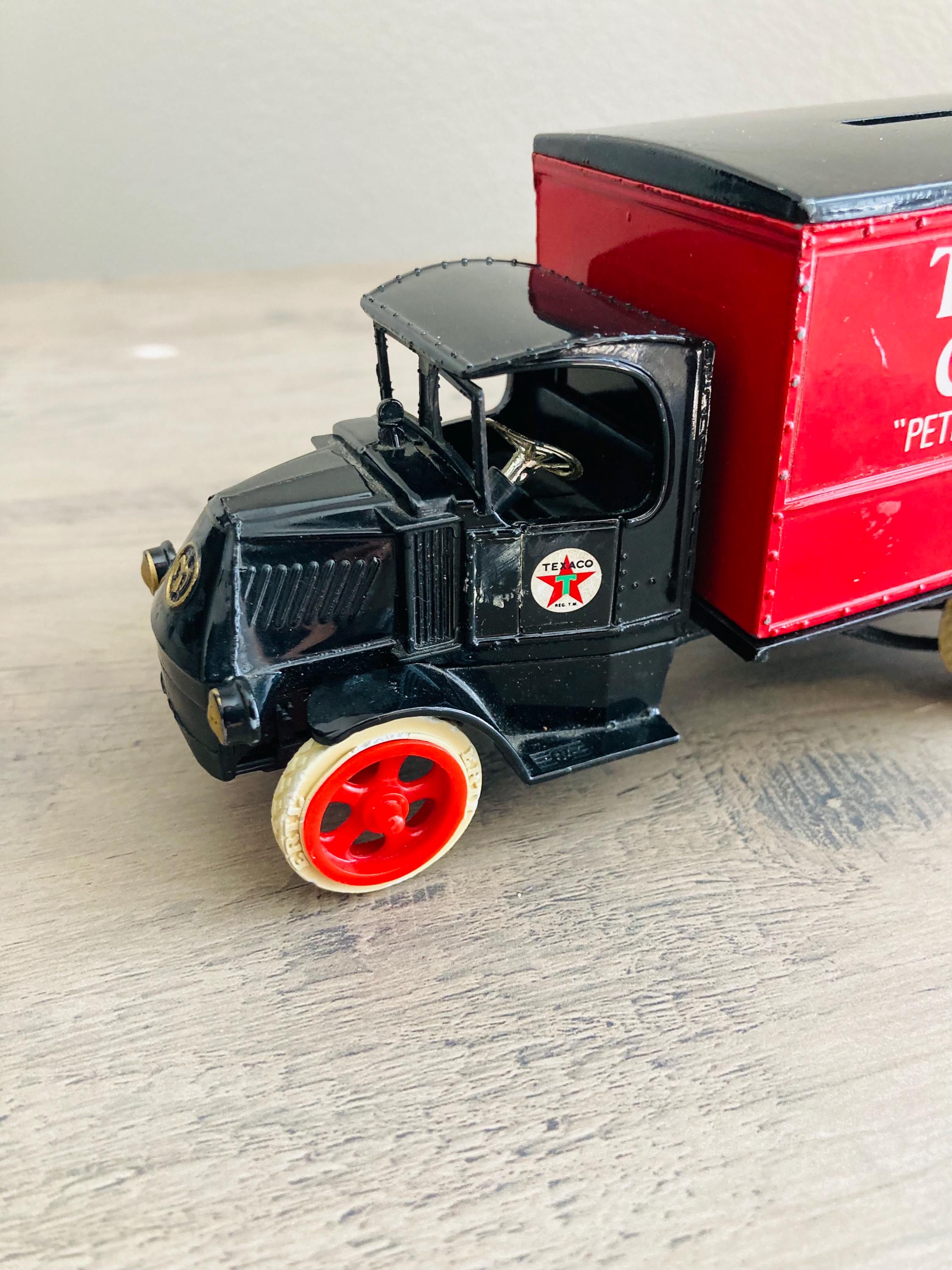 The Texas Company Metal Gas Truck / Texaco Red Metal 1925 Bull Dog