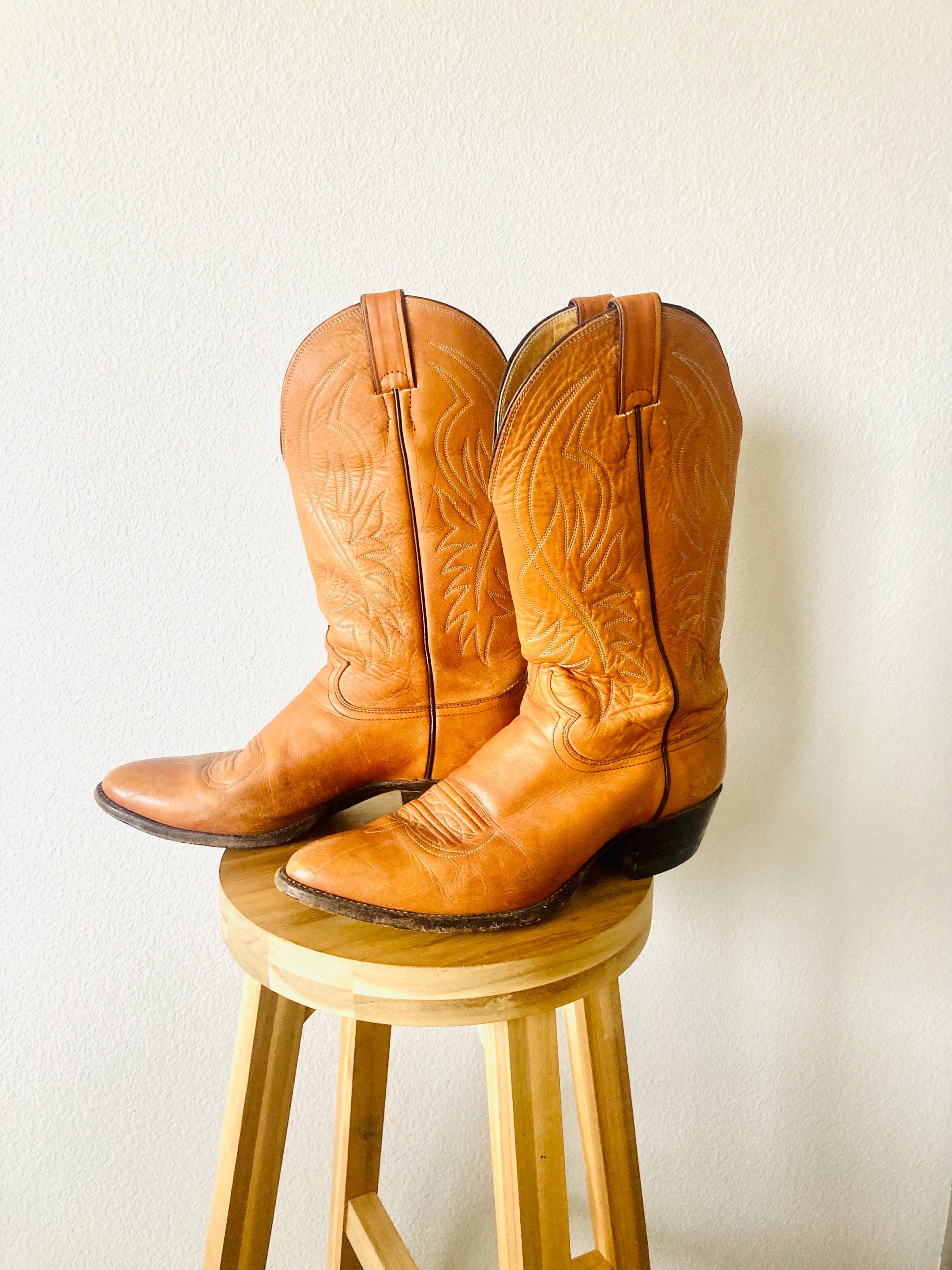 Justin Boots 1632 Size 9.5 EEE Tan Cowboy Shoe Heels Almond Toe Justin Boots is built for long days or nights on the move  main image 2