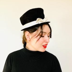 1950’s Black and White Pillbox Hat / Vintage “Beresford” Classic 60s Mod Bow Cloche Hat