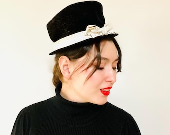1950’s Black and White Pillbox Hat / Vintage “Beresford” Classic 60s Mod Bow Cloche Hat