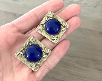 Details about Vintage Mid-Century Old Stock Blue Plastic Floral Ear Climbers Clip Earrings Details about Vintage Mid-Century Old Stock Blue Plastic Floral Ear Climbers Clip Earrings