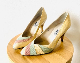 Klassische Vintage Schlangenleder Pumps / 1960er Jahre Pumps Gr. 6 USA Stiletto Pumps in Grün und Pink J RENEE