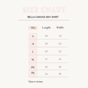 K&ouml;nnte beinhalten: Eine Gr&ouml;&szlig;entabelle f&uuml;r ein Bella Canvas 3001 Shirt. Die Tabelle zeigt die Gr&ouml;&szlig;en S bis 3XL mit den entsprechenden L&auml;ngen- und Breitenma&szlig;en in Zoll. Der Text "SIZE CHART" steht oben und "*Size in inches" unten.