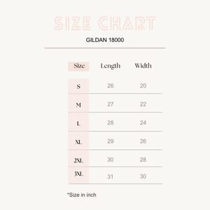 Op de afbeelding: Een maattabel voor Gildan 18000 met de afmetingen van het kledingstuk in inches. De tabel toont de maten S tot en met 3XL met de bijbehorende lengte- en breedtewaarden. De koptekst luidt SIZE CHART en een voetnoot geeft aan dat de maten in inches zijn.