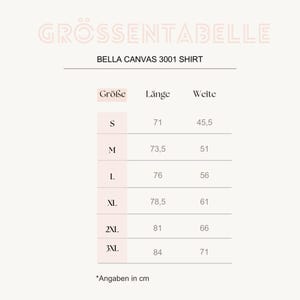 K&ouml;nnte beinhalten: Gr&ouml;&szlig;entabelle f&uuml;r ein Bella Canvas 3001 Shirt, mit Ma&szlig;en in Zentimetern. Die Gr&ouml;&szlig;en reichen von S bis 3XL, mit entsprechenden L&auml;ngen und Weiten. Die Tabelle befindet sich auf einem hellbeigen Hintergrund.
