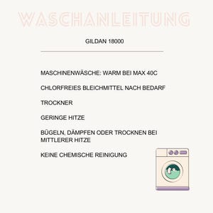 Op de afbeelding: Een wasinstructiegids voor Gildan 18000 met de tekst WASCHANLEITUNG, MASCHINENW&Auml;SCHE: WARM BEI MAX 40C, CHLORFREIES BLEICHMITTEL NACH BEDARF, TROCKNER, GERINGE HITZE, B&Uuml;GELN, D&Auml;MPFEN ODER TROCKNEN BEI MITTLERER HITZE, KEINE CHEMISCHE REINIGUNG.