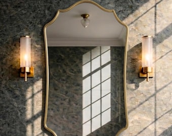 Gewölbter ausgebogter Messingspiegel, Wandspiegel mit geformter Kante, antiker Messingrahmen-Schminkspiegel, gebogener Badezimmerspiegel, dekorativer vertikaler Spiegel