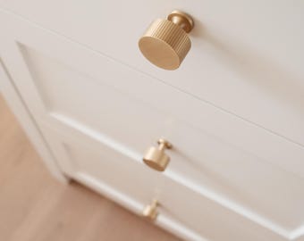 Vero Knauf| Moderner, zeitgenössischer, schlanker Schrankknopf, minimalistischer Griff aus gebürstetem Messing | Zeitgenössische Schrankbeschläge, minimalistischer Griff