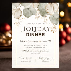 Puede incluir: Una invitación elegante para una Cena de Navidad. El diseño presenta hojas de eucalipto en acuarela en tonos verdes y blancos. El texto anuncia una "Cena de Navidad" con la fecha, hora y lugar.