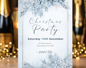 Könnte beinhalten: Eine Einladung zur Weihnachtsfeier mit winterlichem Thema. Die Einladung zeigt elegante Schrift und dekoratives blaues Laub. Der Text lautet "Christmas Party" und enthält Datum und Adresse.